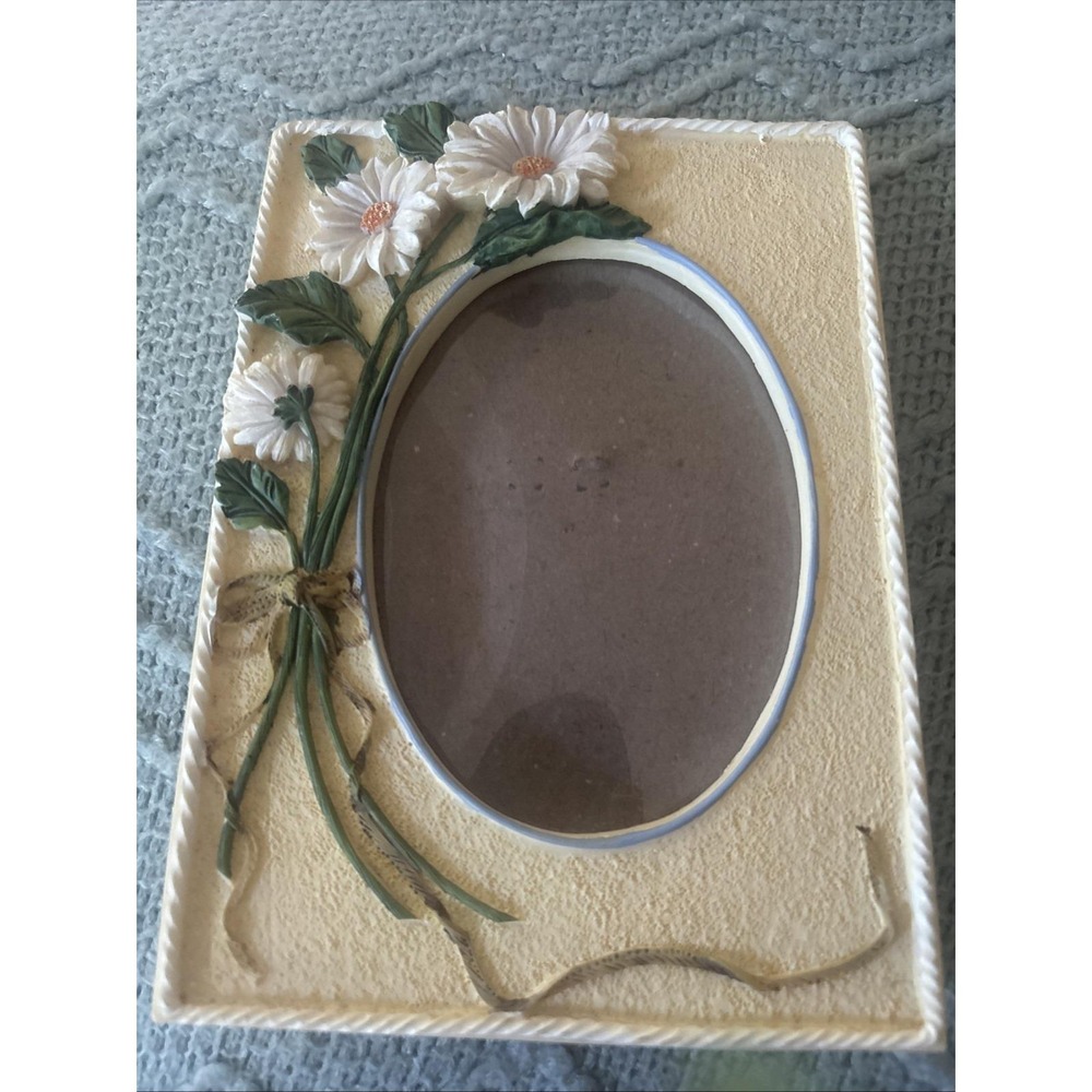 Vintage Floral Resin Oval Picture 3D Daisy Frame Cottage Core 3.5" By 4.5" Photo